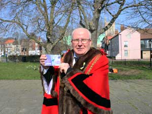 Mayor of Great Yarmouth holding a Paint the Town Guide